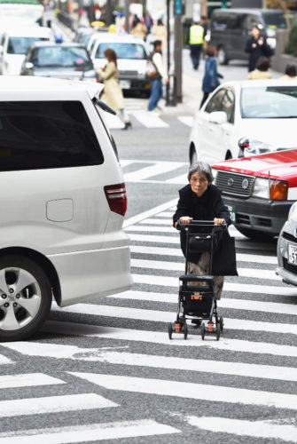 なんでお年寄りって当たり前のように道路渡るのかｗｗｗｗｗ