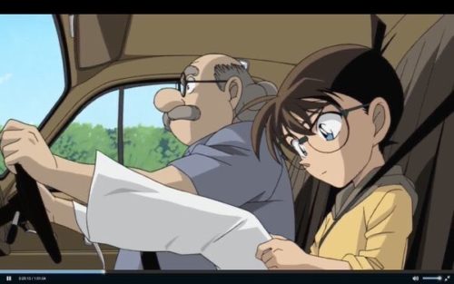 【悲報】江戸川コナン、足で車を運転してしまう…………