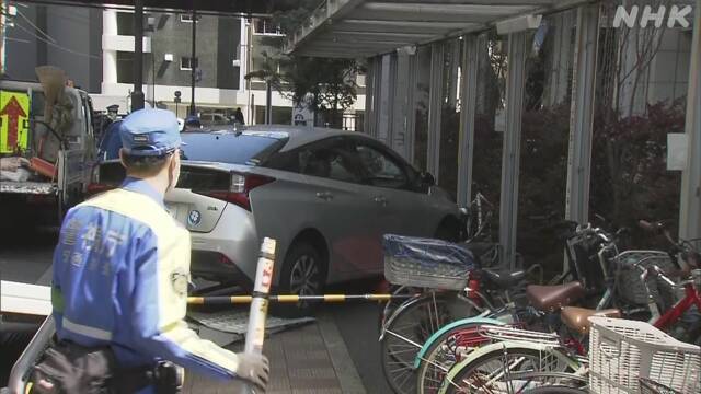 【悲報】80代「アクセルとブレーキ間違えた」　千代田区役所に高齢ドライバーの車突っ込む
