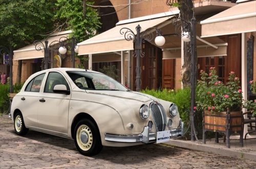このデザインで現行車？光岡自動車のクラシック風小型車「ビュート カフェラテ」がレトロかわいい