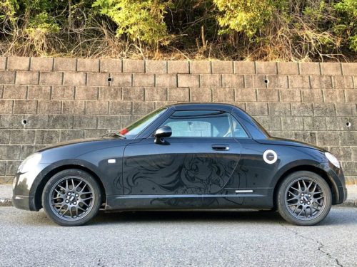 【画像】貧乏オタ、金欠なので車の汚れを利用して痛車を作り上げるwwwwwwww