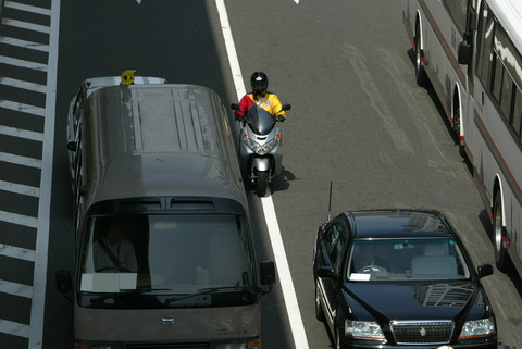 【交通】バイクのすり抜けってあり？　違法じゃなくても警察や自動車学校教官は否定的