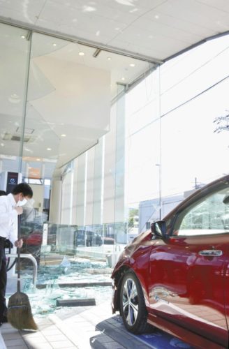 【悲報】日産リーフがディーラーに突っ込む、自動ブレーキ作動せず！wwwwwwwwww