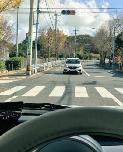 【画像】車「絶対に右折してやる‥‥‥ッ！」