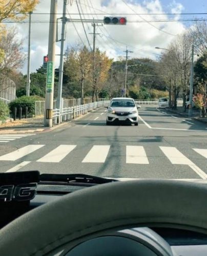 車「絶対に右折してやる‥‥‥ッ！」