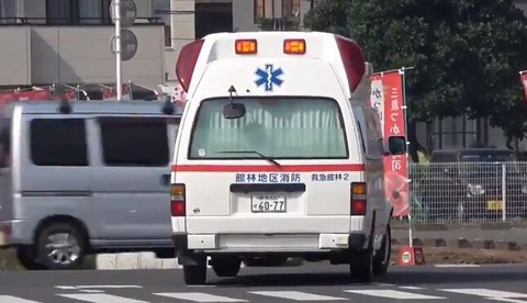 救急車サイレンでも車10台以上が止まらず、ツイッター上に投稿された動画で物議