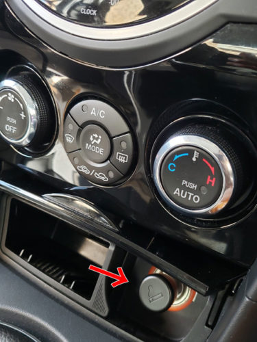 【車内に謎のタバコマーク】「これ、何？」意外なジェネレーションギャップに、ネットのクルマ好きが大騒ぎ