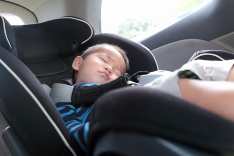 エンジン切った車の中に人いたら一定時間ごとにブザー鳴るようにすれば子どもの熱中症事故防げるんじゃね？
