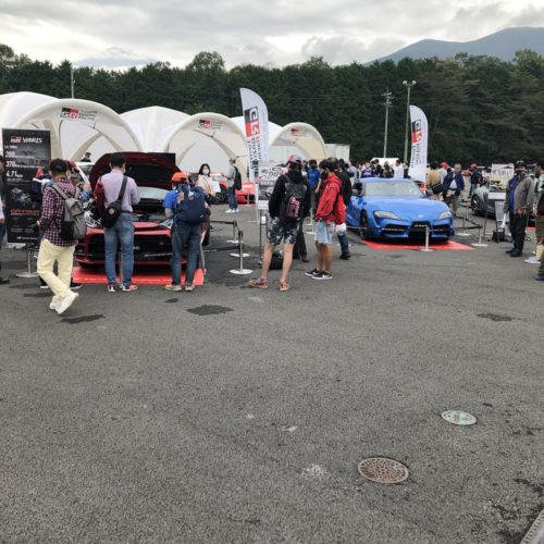 【悲報】トヨタスープラ展示されるも隣のコンパクトカーに人気を奪われる・・・