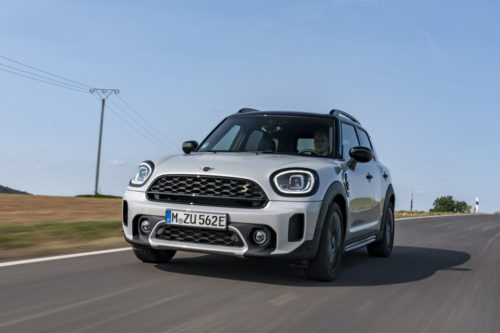 【朗報】新デザインを採用した「MINIクロスオーバー」が日本上陸wwwwwwwwww