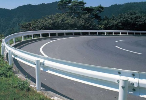 なぜ日本の道路はいたるところに汚れが目立つ白色ガードレールが設置してあるのか？