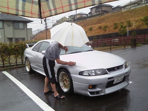 雨の中洗車してる人がいたｗｗｗｗｗｗｗ