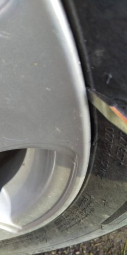 車のタイヤのホイールカバーが外れないのです助けて