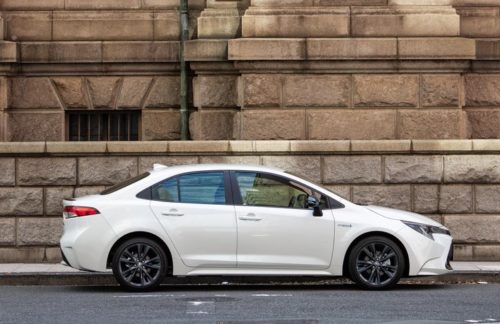 【悲報】トヨタカローラさん、コスパが良すぎて他社セダンをボコボコにしてしまうwwwwwwwwwwwwwwwwww