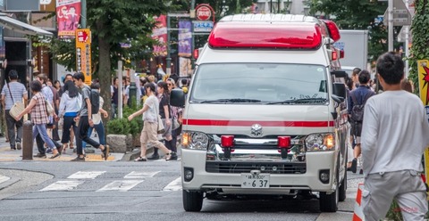 救急車「救急車が通ります！進路を譲ってください！」←は？