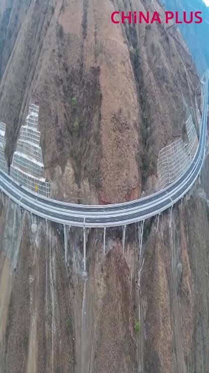 【画像】中国、とんでもない場所に高速道路を作ってしまうｗｗｗｗ