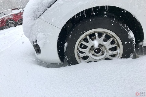 まだ夏タイヤなのに…　車で雪に遭遇したらどう対処すべき？