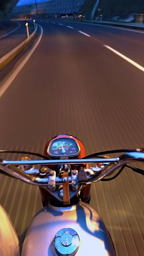 【画像】原付きバイクで高速道路走るの怖すぎワロタｗｗｗｗｗｗｗ