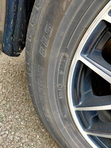 ワイのタイヤがひび割れしとるんやがｗｗｗｗ