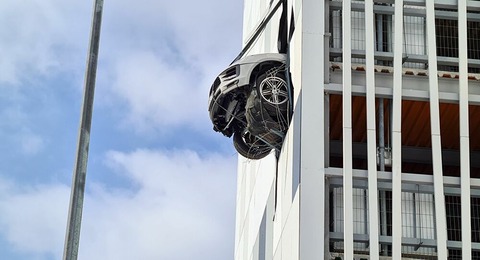 【おそロシア】ビルの壁に駐車するポルシェマカンがモスクワで話題ｗｗｗｗｗｗ
