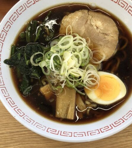 【朗報】ワイトラック運転手、昼飯を食べるwwwwww