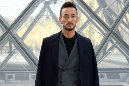 「鋭い眼差しが素敵です」中田英寿が投稿した1000万円超え高級車との“2ショット”写真にファン反応！