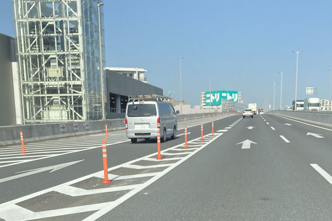 高速道路の合流レーンで駐停車するトラックたち　神奈川県警「危ないからやめて！」
