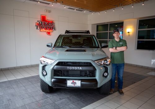 【朗報】トヨタさん、車が大破しても救助活動をした男性にカッコイイ車をプレゼントする