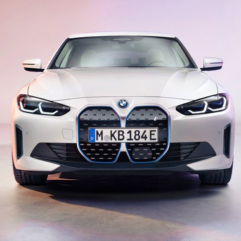 【EV】新型BMW i4登場！ 巨大なキドニーグリルに隠された機能とは？