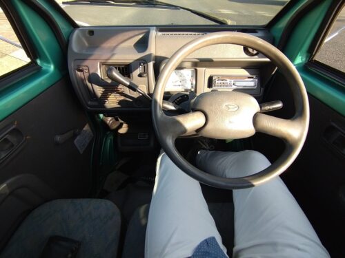 【悲報】昔の軽自動車さん、狭すぎるwｗｗｗｗｗ