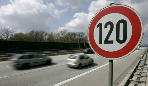 高速道路が速度無制限だったら何キロくらいで走りたい？？