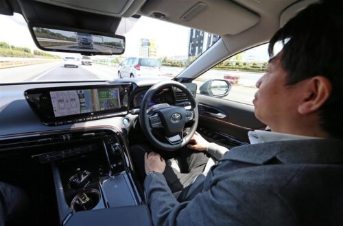 【朗報】トヨタ、遂に自動運転「レベル２」の様子を公開wwwwwwwwww