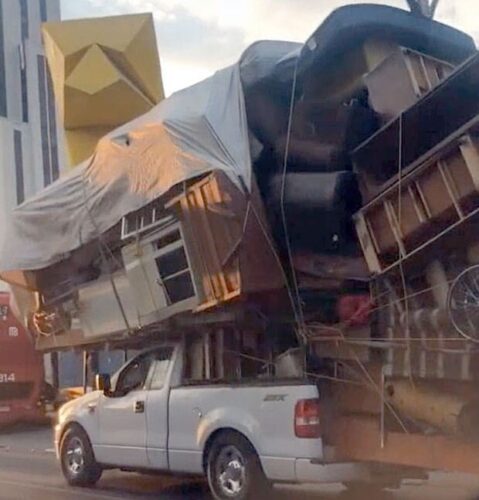 自家用車に家ごと全部のせて運ぶ豪快な引っ越しが目撃されるwwwwwwwww