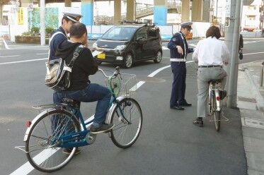 馬鹿「自転車は逆走するな！」ワイ「道交法的に歩道に逆走の概念は無いけど」