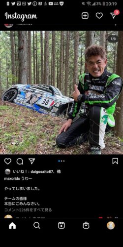 【悲報】プロドライバーさん、車を崖に落として記念写真を撮ってしまうwwwwwwww