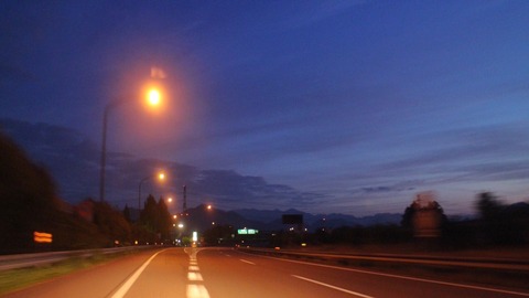 夜明けの高速道路を運転中に流す曲ｗｗｗｗｗ