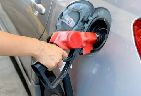 結局車の燃費が良くなってもガソリン値上げされて俺たち消費者の負担何も変わらないじゃん(´・ω・｀)