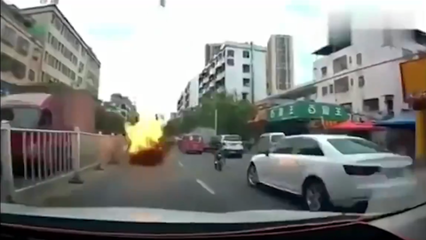 【悲報】中国さん、今度は走行中の自動車が爆発してしまうｗｗｗ
