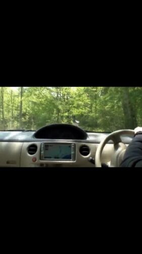 スピードメーターが運転席と助手席の間にある車って軽自動車？