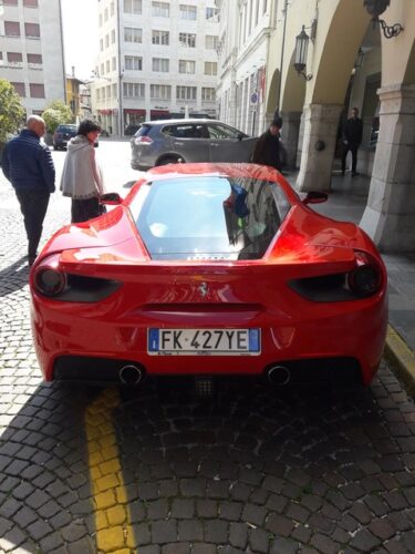 【悲報】日本のナンバープレートさん、フェラーリすらダサくしてしまうｗｗｗｗｗｗｗ