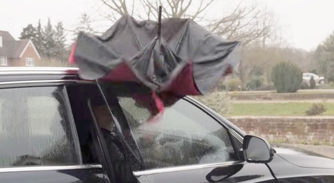 雨天時に傘を差してても、車に乗り込むために傘を閉じたホンの数秒間でズブ濡れになる問題について
