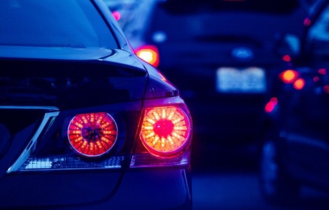 最近の車ってアクセルオフでブレーキランプ光るようになってるの？