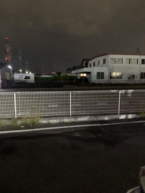 【画像】夏の夜の工場街近くの閑散としたコンビニ駐車場の魅力