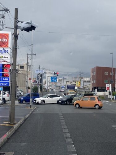 【悲報】車さん、交差点でとんでもない事をヤってしまうｗｗｗｗ