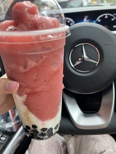 中川翔子、愛車ベンツの車内ショット披露「さぁメルセデスEQAで海の方まで遠くまでいきます!! 乗りまくらなきゃ」