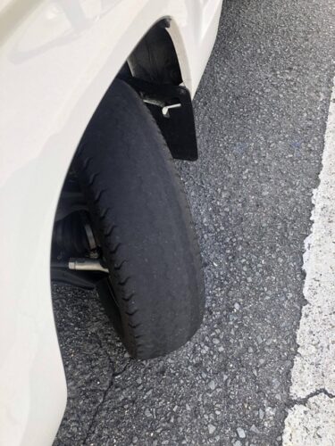 【悲報】弊社の社用車のタイヤがやばいwwwwwwwwwwwww
