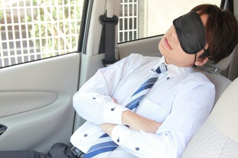 ワイタクシー運転手「今日は車内で寝るかあ～ｗ」→年収400万円