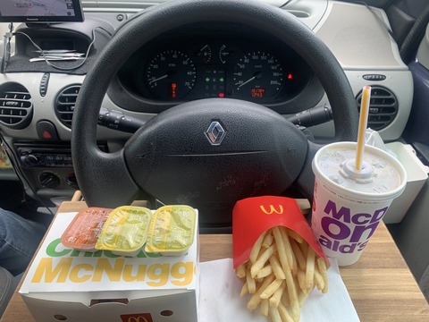 友「腹減ったしマックのドライブスルーで飯買って食いながら行こうぜ」ぼく「車の中で飯とか食うのやだ🥺」