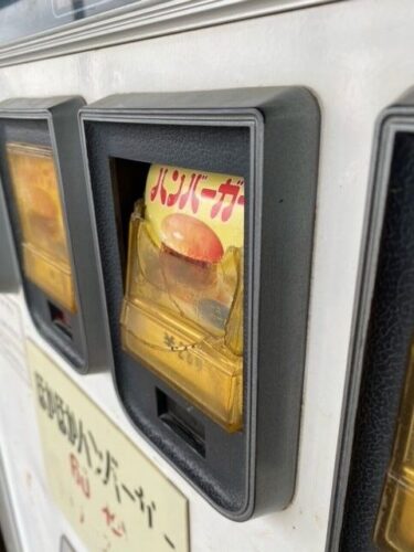 【日本の底力】何者かに壊されたレトロ自販機が奇跡の復活　「ウチなら直せる」自動車の加工会社が無償協力