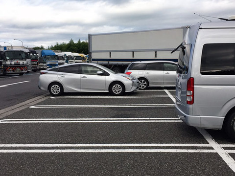 駐車場でバックで駐車した時に隣の車が発進して自分の車が停車してないような感覚に陥る現象ｗ